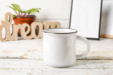 Hafif ahşap zemin üzerinde boş bardaklar