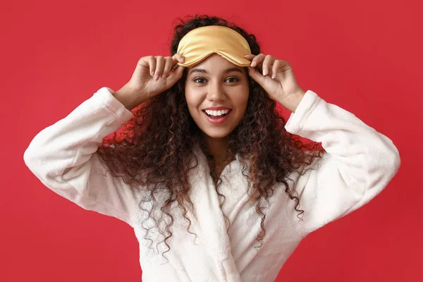 Joven Mujer Afroamericana Con Máscara Dormir Amarilla Sobre Fondo Rojo —  Fotos de Stock