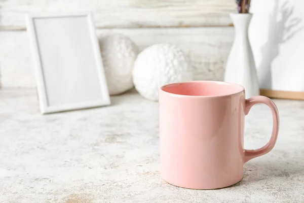 Stilvolle Rosa Tasse Auf Dem Tisch — Stockfoto