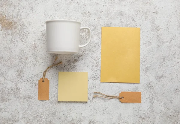 Composición Con Taza Blanco Tarjetas Etiquetas Sobre Fondo Claro — Foto de Stock