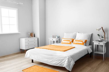 Rahat yatağı olan şık bir ışık odası.