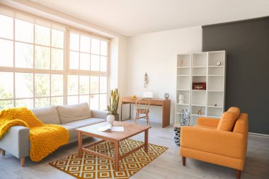 Büyük pencereli modern odanın şık iç tasarımı