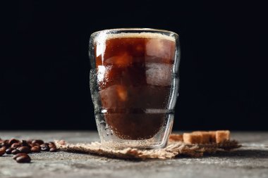 Masada bir bardak lezzetli buzlu kahve.