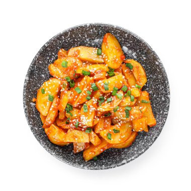 Beyaz arka planda bal biberli patates tabağı.