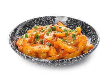 Beyaz arka planda bal biberli patates tabağı.