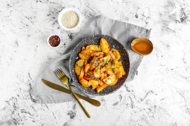 Hafif arka planda bal biberli patates tabağı.