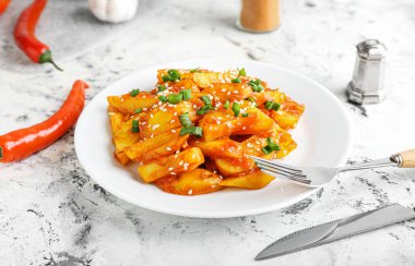 Hafif arka planda bal biberli patates tabağı.