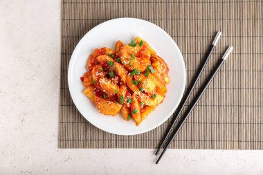 Ballı patates tabağı ve hafif arka planda yemek çubukları.