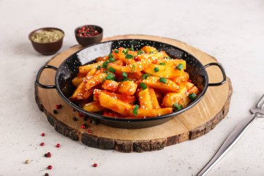 Hafif arka planda bal biberli patates tabağı.