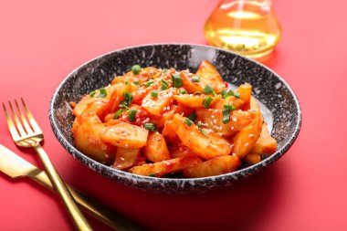 Arkaplanda bal biberli patates tabağı