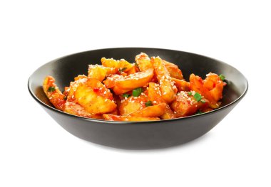 Beyaz arka planda bal biberli patates tabağı.