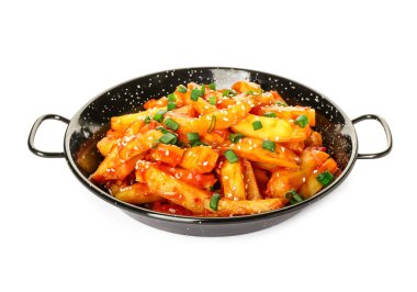 Beyaz arka planda bal soslu patates tabağı.