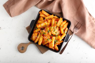 Hafif arka planda bal biberli fırın tabağı