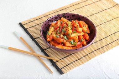 Ballı patates tabağı ve hafif arka planda yemek çubukları.