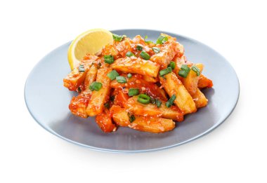 Beyaz arka planda bal biberli patates tabağı.