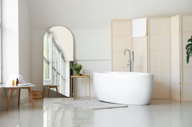 Ayna, küvet ve katlanır ekran olan ışık odasının içi