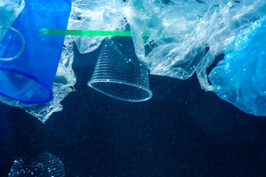 Okyanusta yüzen plastik çöpler.