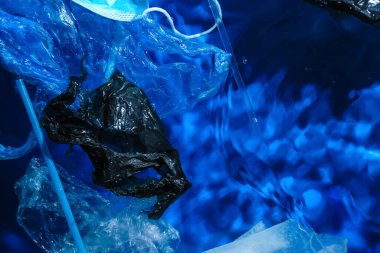 Okyanusta yüzen plastik çöpler.