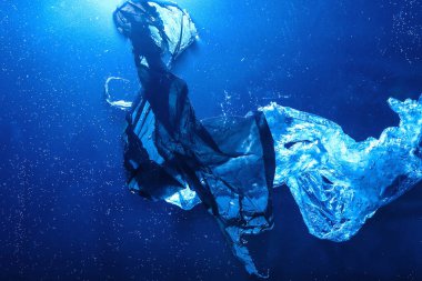 Okyanusta yüzen plastik çöpler.