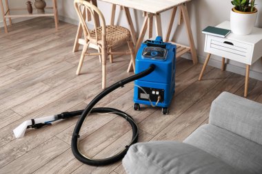 Modern elektrik süpürgesi oturma odasında.