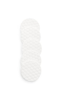 Beyaz arkaplanda yeni yumuşak kozmetik pamuklar