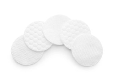 Beyaz arkaplanda yumuşak, temiz pamuk pedleri