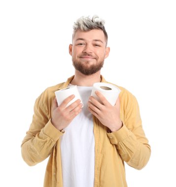 Beyaz arka planda tuvalet kağıdı olan genç bir adam.