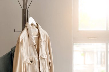 Işık odasında ceketli raflar, yakın plan.