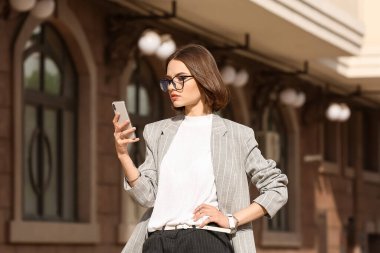 iş kadını ile şehir cadde üstünde hareket eden telefon