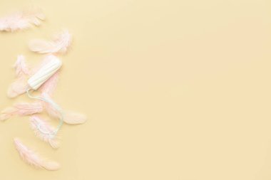 Sarı arka planda tüyler ve adet tamponları