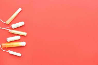 Kırmızı arkaplanda adet tamponları