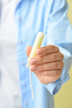 Regl tamponlu kadın renk arkaplan, yakın plan.