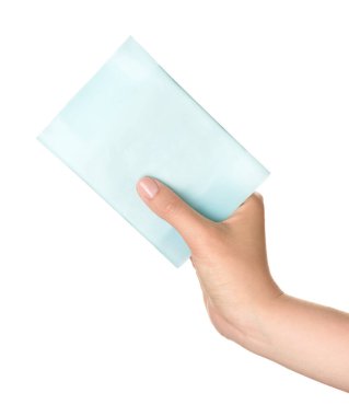 Beyaz arka planda adet pedi olan bir kadın el.