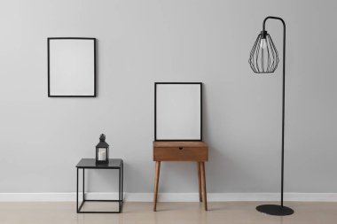 Modern odada dekorlu boş poster çerçeveleri