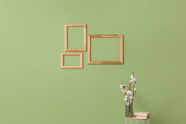 Renk duvarında asılı ahşap çerçeveler