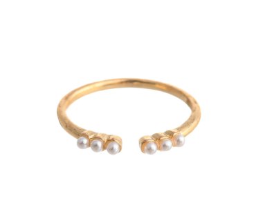 Beyaz arka planda incileri olan zarif altın yüzük.