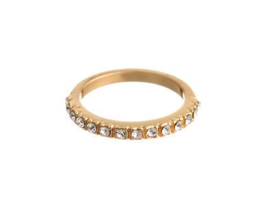 Beyaz arka planda mücevherleri olan zarif altın yüzük.