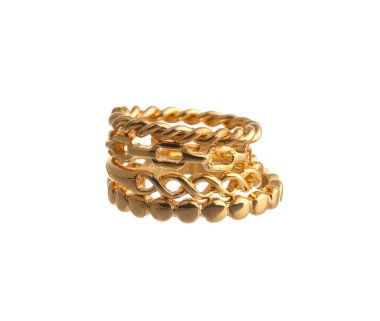 Beyaz arkaplanda şık örülmüş halkalar yığını