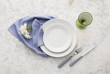 Grunge arkaplanındaki basit tablo ayarı