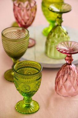 Masada şık gözlükler, yakın plan.