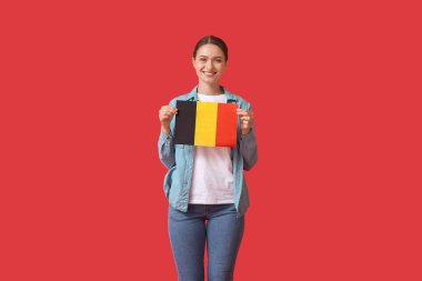 Geçmişinde Belçika bayrağı olan genç bir kadın