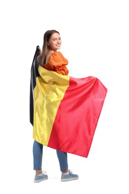 Beyaz arka planda Belçika bayrağı olan genç bir kadın.