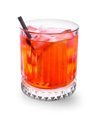 Beyaz arkaplanlı bir bardak negroni kokteyli.