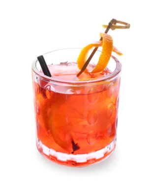Beyaz arkaplanlı bir bardak negroni kokteyli.