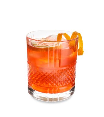 Beyaz arka planda limon kabuğu olan bir bardak negroni kokteyli.