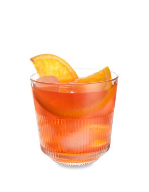 Beyaz arka planda limon dilimleri olan negroni kokteyli.