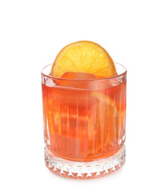 Beyaz arka planda limon dilimli negroni kokteyli.