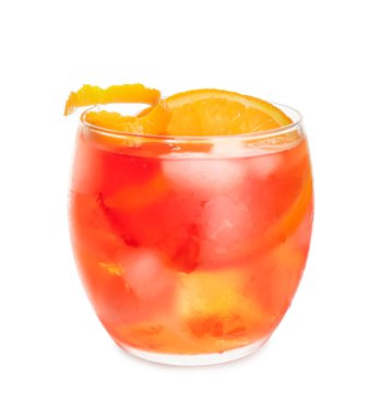 Beyaz arka planda limon kabuğu olan bir bardak negroni kokteyli.