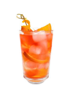 Beyaz arka planda limon kabuğu olan bir bardak negroni kokteyli.