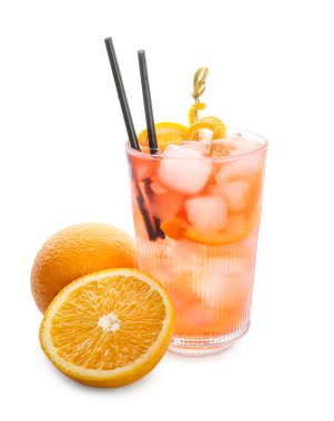 Beyaz arka planda pipetli ve limon kabuklu negroni kokteyli.